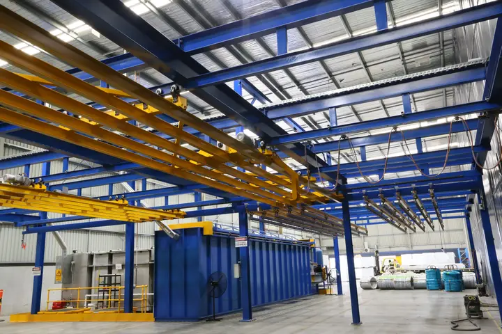 Powder coating facility with conveyor system